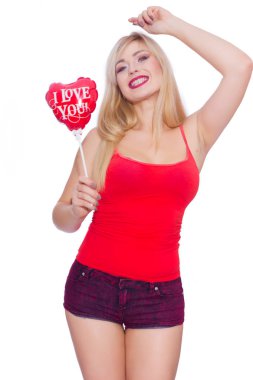 Bir kalp şeklinde bir balon ile güzel bir seksi sarışın kadın portresi. Kırmızı topu 