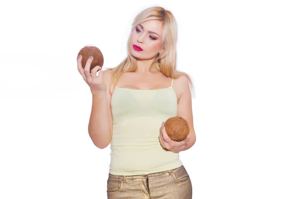 Studioporträt Einer Schönen Jungen Blonden Frau Hellgelben Sommertrikot Und Goldenen — Stockfoto