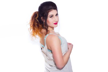 Stüdyo portre siyah saçlı güzel bir genç kadının bir kuyrukta toplandı. Kız beyaz bir arka plan karşı bir T-shirt ve jeans teşkil etmektedir. Kameraya bakıyor. İzole