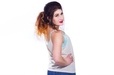 Stüdyo portre siyah saçlı güzel bir genç kadının bir kuyrukta toplandı. Kız beyaz bir arka plan karşı bir T-shirt ve jeans teşkil etmektedir. Kameraya bakıyor. İzole