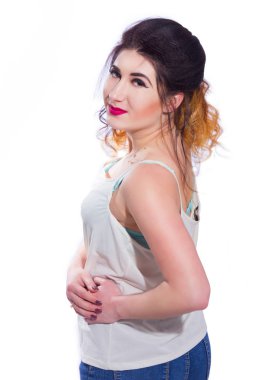 Stüdyo portre siyah saçlı güzel bir genç kadının bir kuyrukta toplandı. Kız beyaz bir arka plan karşı bir T-shirt ve jeans teşkil etmektedir. Kameraya bakıyor. İzole