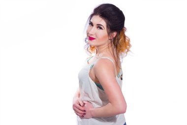 Stüdyo portre siyah saçlı güzel bir genç kadının bir kuyrukta toplandı. Kız beyaz bir arka plan karşı bir T-shirt ve jeans teşkil etmektedir. Kameraya bakıyor. İzole