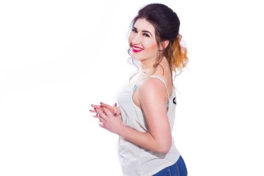 Stüdyo portre siyah saçlı güzel bir genç kadının bir kuyrukta toplandı. Kız beyaz bir arka plan karşı bir T-shirt ve jeans teşkil etmektedir. Kameraya bakıyor. İzole