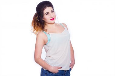 Stüdyo portre siyah saçlı güzel bir genç kadının bir kuyrukta toplandı. Kız beyaz bir arka plan karşı bir T-shirt ve jeans teşkil etmektedir. Kameraya bakıyor. İzole