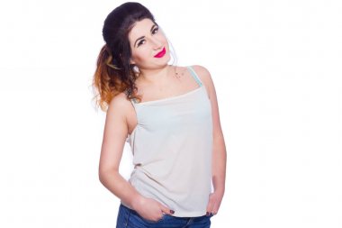 Stüdyo portre siyah saçlı güzel bir genç kadının bir kuyrukta toplandı. Kız beyaz bir arka plan karşı bir T-shirt ve jeans teşkil etmektedir. Kameraya bakıyor. İzole