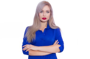 Stüdyo iş koyu mavi gömlek ve beyaz pantolon genç sarışın bir kadın portresi. Poz kız beyaz arka plan izole. Gülümseyen, kameraya bakıyor