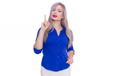 Stüdyo iş koyu mavi gömlek ve beyaz pantolon genç sarışın bir kadın portresi. Poz kız beyaz arka plan izole. Gülümseyen, kameraya bakıyor