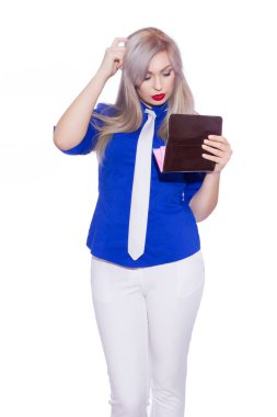 beyaz pantolon içinde genç bir sarışın kadın izole portre Studio uygun. Kız bir çanta tutuyor.