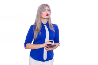 beyaz pantolon içinde genç bir sarışın kadın izole portre Studio uygun. Kız bir çanta tutuyor.