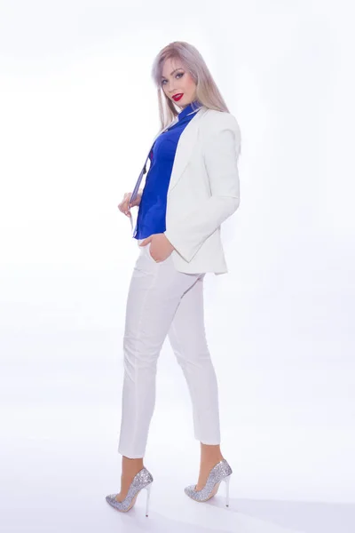 白のビジネス女性のフルレングスのスタジオ ポートレート パンツ スーツと銀のハイヒールの靴 — ストック写真