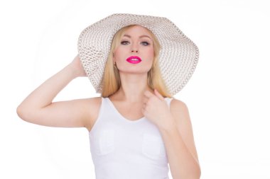 Güzel genç sarışın bir kadın şapkalı. Stüdyo. İzole et. Kavram - yaz ruh hali