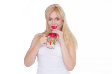 Dostça bir sarışın kadın bir bardak su ve kireç onun elinde tutar. Bir kız limonata içiyor. Kavram - sağlıklı gıda, yaz aylarında Şoklama susuzluk