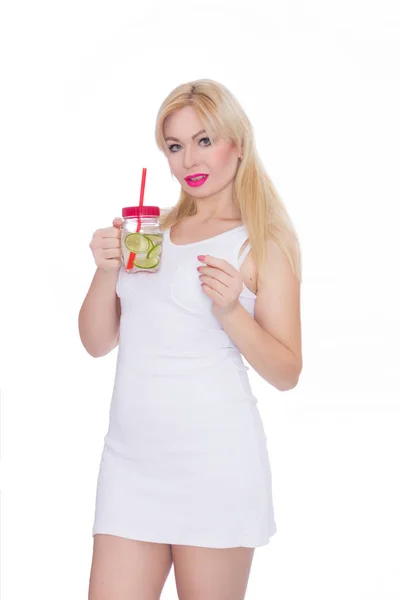 Een Vriendelijke Blonde Vrouw Houdt Een Glas Water Kalk Haar — Stockfoto