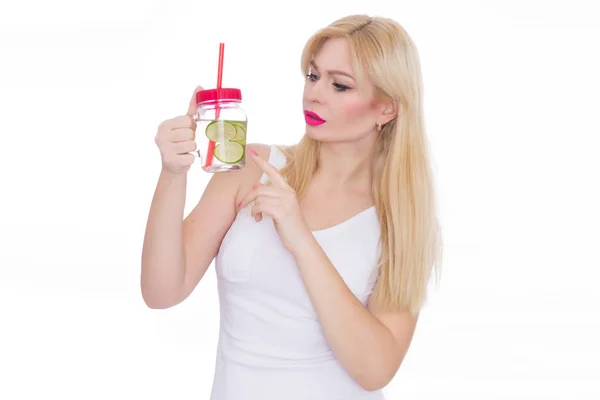 Eine Freundliche Blonde Frau Hält Ein Glas Wasser Und Kalk — Stockfoto