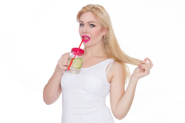 Popisný Blondýnka Drží Sklenku Vody Vápna Svých Rukou Dívka Pití — Stock fotografie