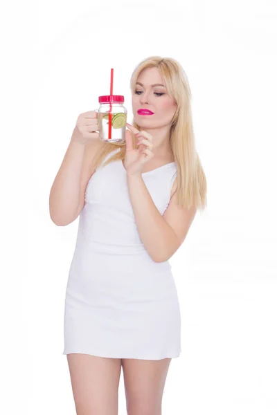 Trevlig Blond Kvinna Håller Ett Glas Vatten Och Kalk Händerna — Stockfoto