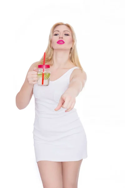 Eine Freundliche Blonde Frau Hält Ein Glas Wasser Und Kalk — Stockfoto