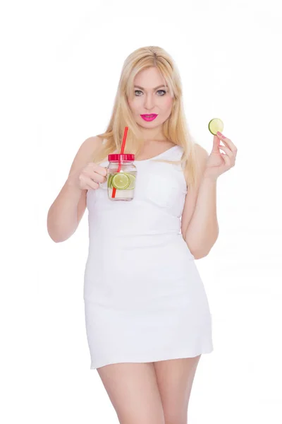 Een Vrouw Een Witte Achtergrond Een Glas Met Limonade Één — Stockfoto