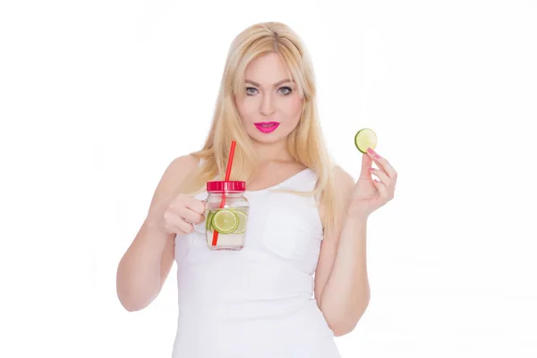 Kobieta Białym Tle Posiada Szklanki Lemoniadą Jednej Ręce Drugiej Trzyma — Zdjęcie stockowe