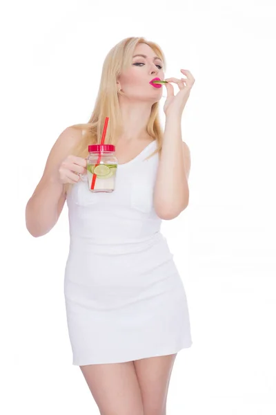 Een Vrouw Een Witte Achtergrond Een Glas Met Limonade Één — Stockfoto