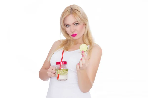 Kobieta Białym Tle Posiada Szklanki Lemoniadą Jednej Ręce Drugiej Trzyma — Zdjęcie stockowe