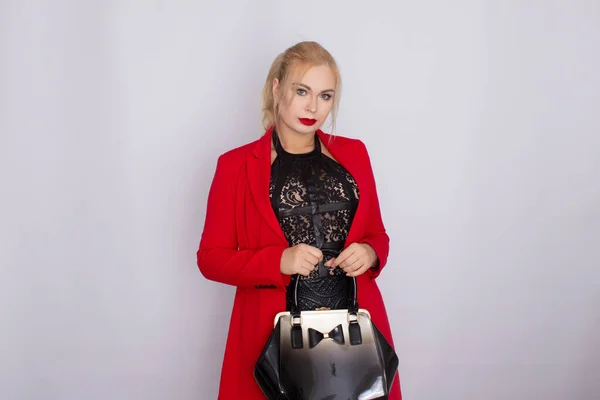 Femme d'affaires en veste rouge tenant le sac dans ses mains — Photo