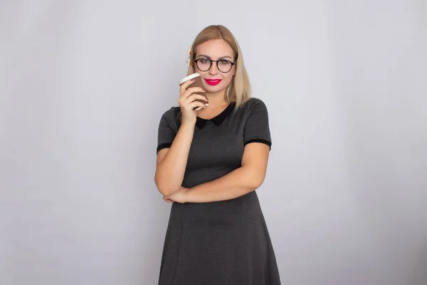 Retrato de mulher loira segurando xícara de café no fundo branco — Fotografia de Stock