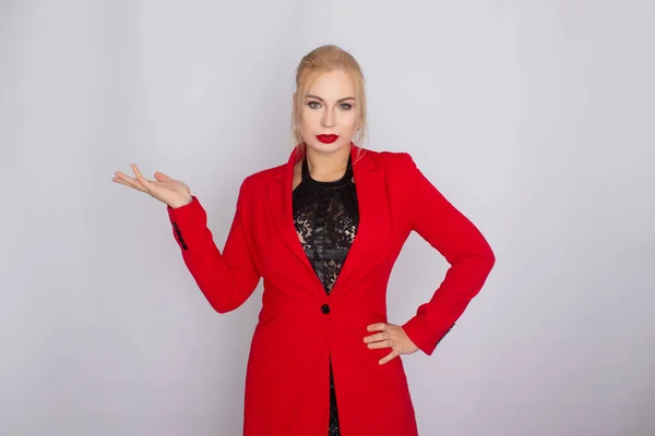 Kobieta biznesu kobieta w czerwonej kurtce — Zdjęcie stockowe