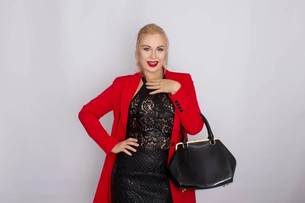 Επιχειρηματίας γυναίκα με κόκκινο σακάκι κρατώντας τσάντα στα χέρια της — Φωτογραφία Αρχείου