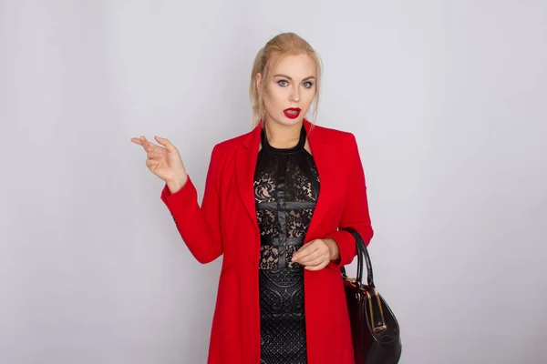 Donna d'affari in giacca rossa borsa in mano — Foto Stock
