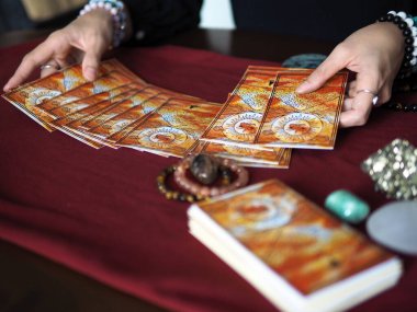 tarot kartı okuma falcı astrolog kehaneti seçili odak