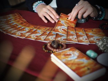tarot kartı okuma falcı astrolog kehaneti seçili odak