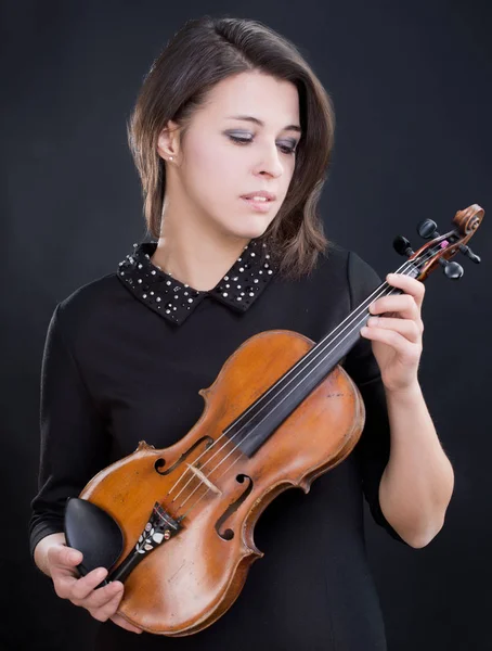 Bella Giovane Donna Felice Indossando Piccolo Abito Nero Con Piccolo — Foto Stock