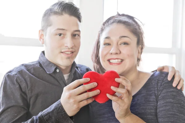 Mooie Latijnse Paar Liefhebbers Knuffelen Houden Hart Speelgoed Dag Van — Stockfoto