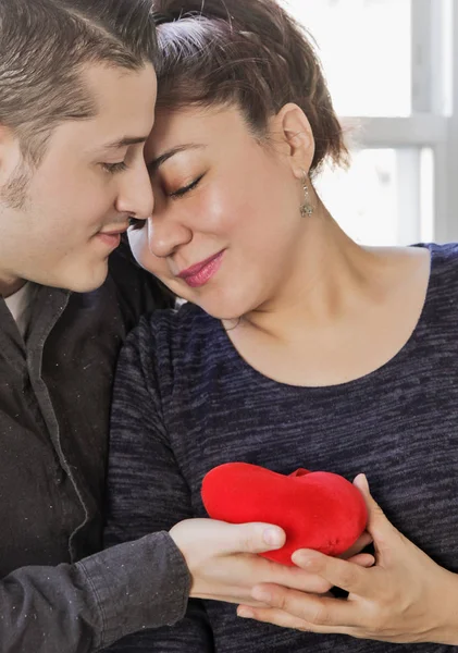 Schönes Lateinisches Liebespaar Umarmt Und Hält Herzspielzeug Valentinstag Paar Posiert — Stockfoto