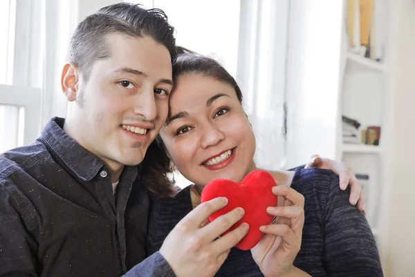 Латинская Пара Влюбленных Обнимается Держит Игрушку Сердце День Святого Валентина — стоковое фото