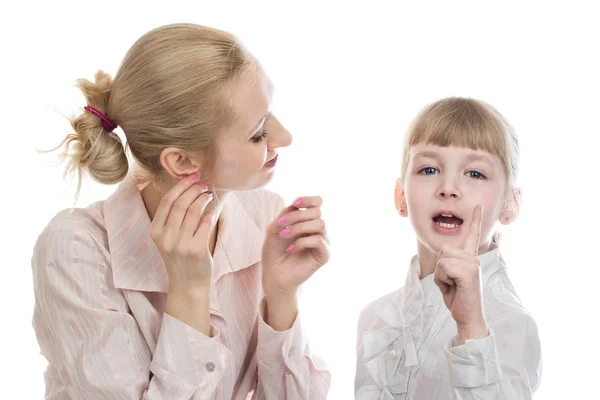 Mamma Försöker Örhängen Och Dotter Titta Stockbild