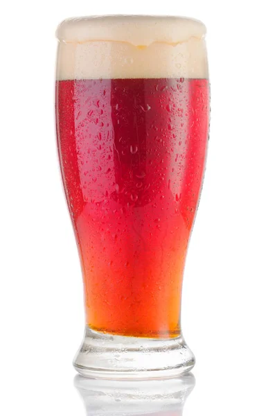 Beyaz bir arka plan üzerinde kiraz bira