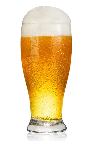 soğuk bira beyaz arka plan üzerinde izole köpük bardak