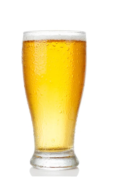 Bardak bira üzerinde beyaz adam izole