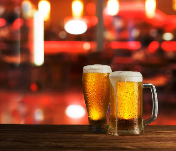 Şehir arka plan üzerinde mükemmel bira