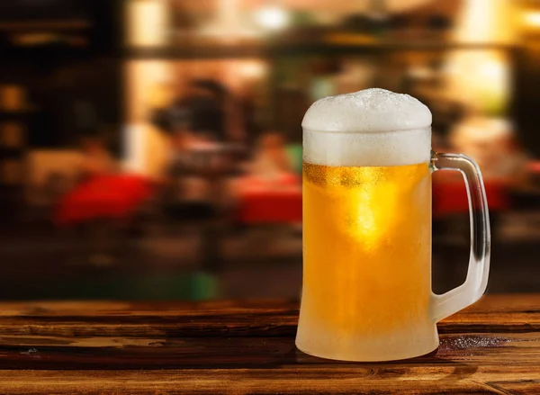 Caneca Vidro Frio Cerveja Com Espuma Fundo Rua — Fotografia de Stock