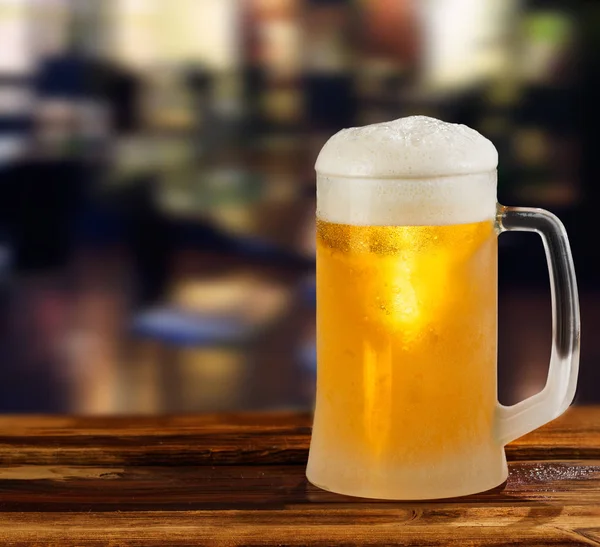 Bir barda soğuk hafif bira bardağı.