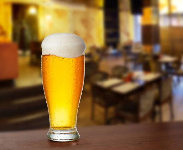 Koud Glas Met Bier Achtergrond Van Bar — Stockfoto