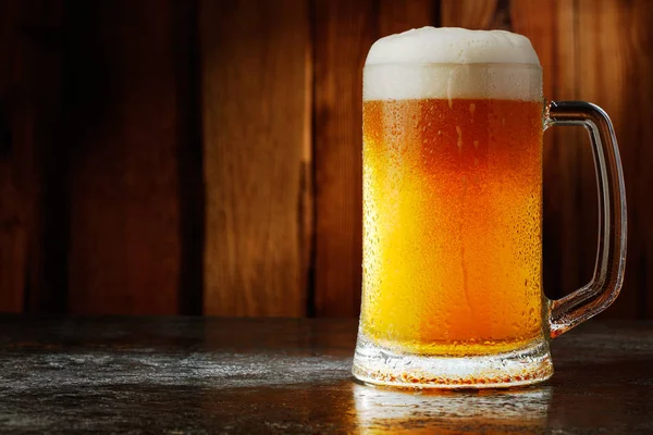 Kupa bira ahşap zemin ile