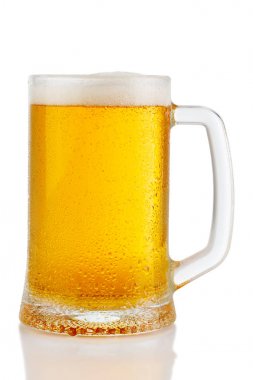 soğuk bira beyaz arka plan üzerinde izole köpük bardak