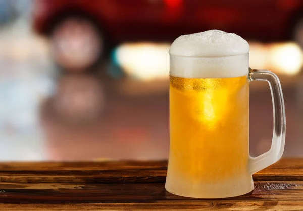 Tazza Vetro Freddo Birra Con Schiuma Sullo Sfondo Della Strada — Foto Stock