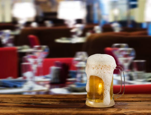 Zimne Światło Kuflem Piwa Pubie — Zdjęcie stockowe