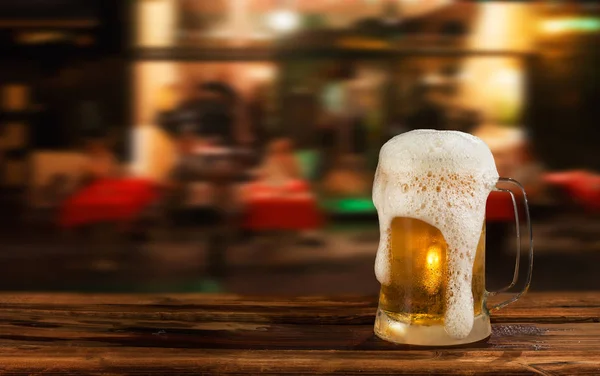 Koude Mok Van Bier Met Schuim Achtergrond Van Straat — Stockfoto