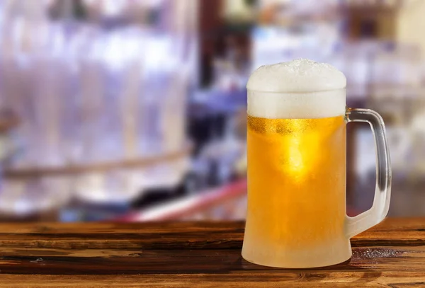 酒吧里的冷清啤酒杯 — 图库照片